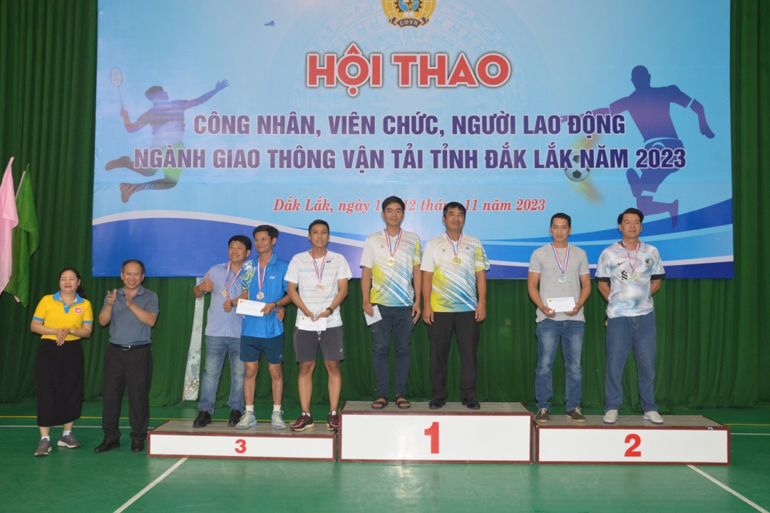 Ban tổ chức trao giải cho vận động viên đoạt thành tích cao ỏ môn cầu loonh, nội dung đôi nam dưới 45 tuổi.