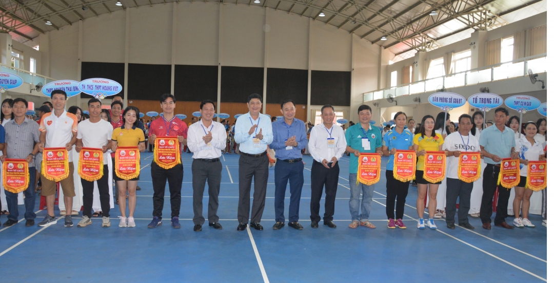 Ban tổ chức trao Cờ lưu niệm tặng các đoàn vận động viên dự giải.