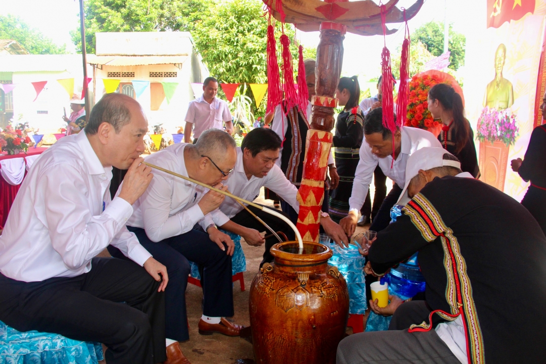 Các đại biểu tham dự Ngày hội thưởng thức rượu cần.