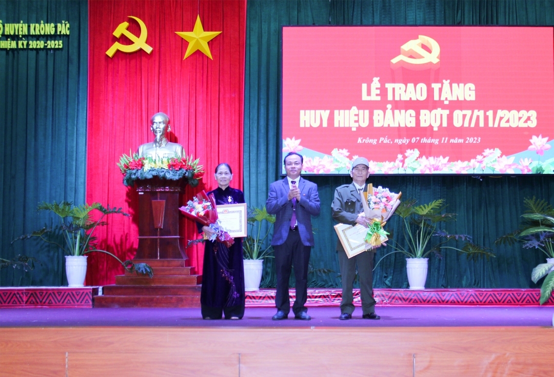 Đảng viên Nguyễn Duy Lam và đảng viên Hoàng Thị Cầu (Đảng bộ xã Hòa Đông) nhận Huy hiệu 60 năm tuổi Đảng.