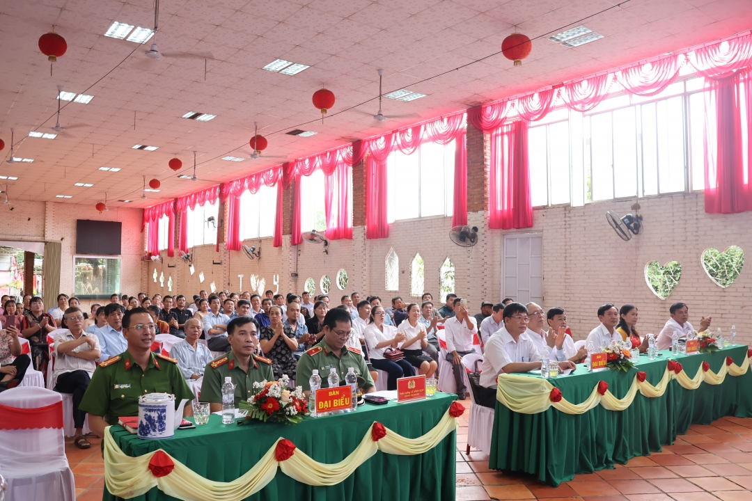 Các đại biểu và nhân thôn 3, thị trấn Ea Súp tham dự Ngày hội đại đoàn kết