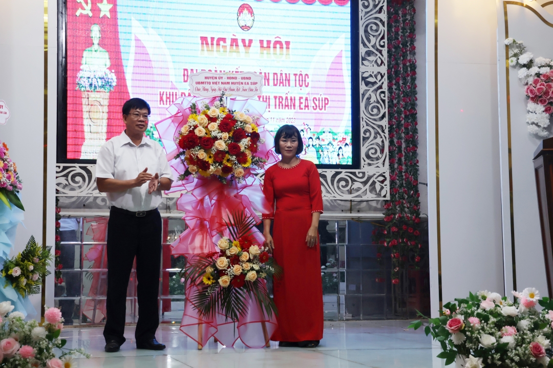 Tỉnh ủy viên, Bí thư Huyện ủy Ea Súp Bùi Hồng Quý tặng quà Ban công tác mặt trận và nhân dân thôn 3, thị trấn Ea Súp