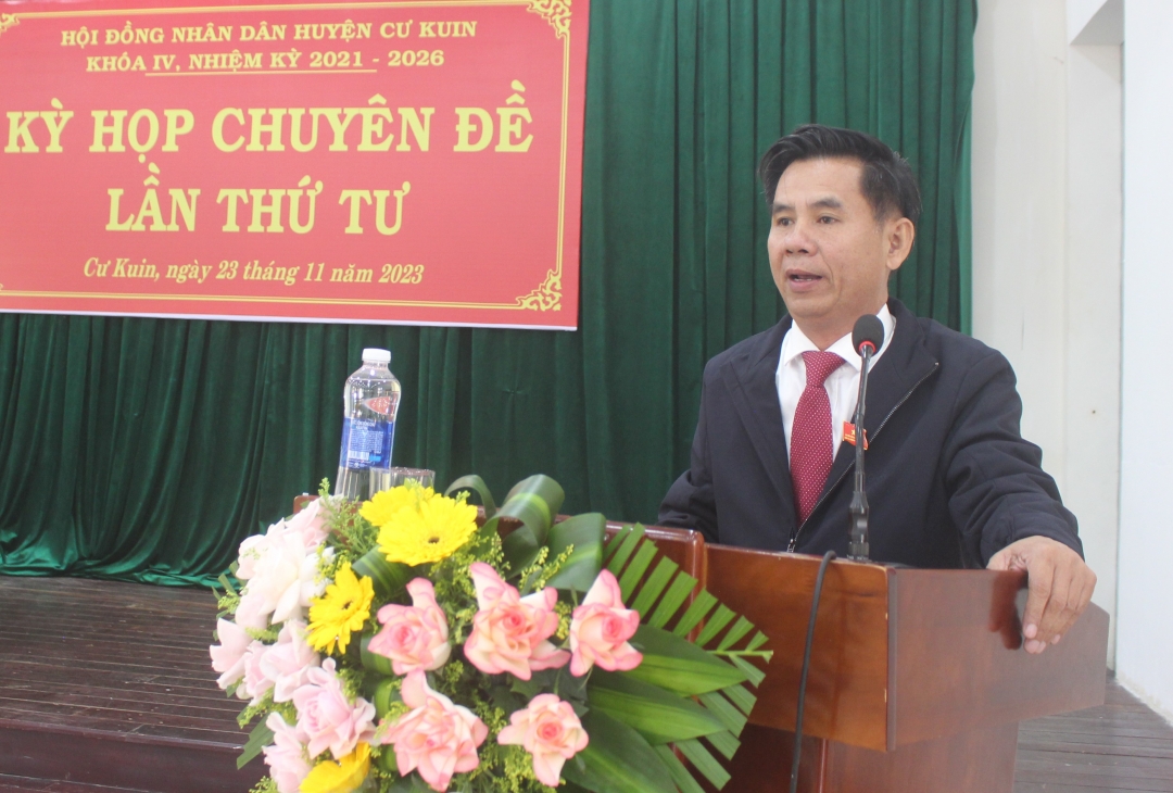 Chủ tịch UBND huyện Cư Kuin Võ Tấn Huy làm rõ thêm một số nội dung các tờ trình tại phiên làm việc.