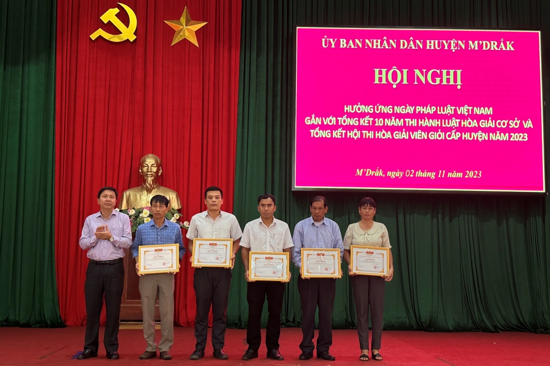 Phó Chủ tịch UBND huyện MDrắk Nguyễn Đức Thảo (bìa trái) trao Giấy khen tặng các tập thể, cá nhân. 