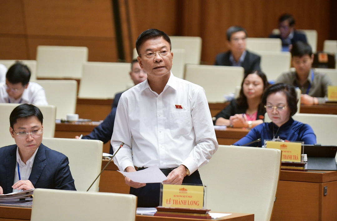 Bộ trưởng Bộ Tư pháp Lê Thành Long trả lời chất vấn các vấn đề đại biểu quan tâm. Ảnh: quochoi.vn