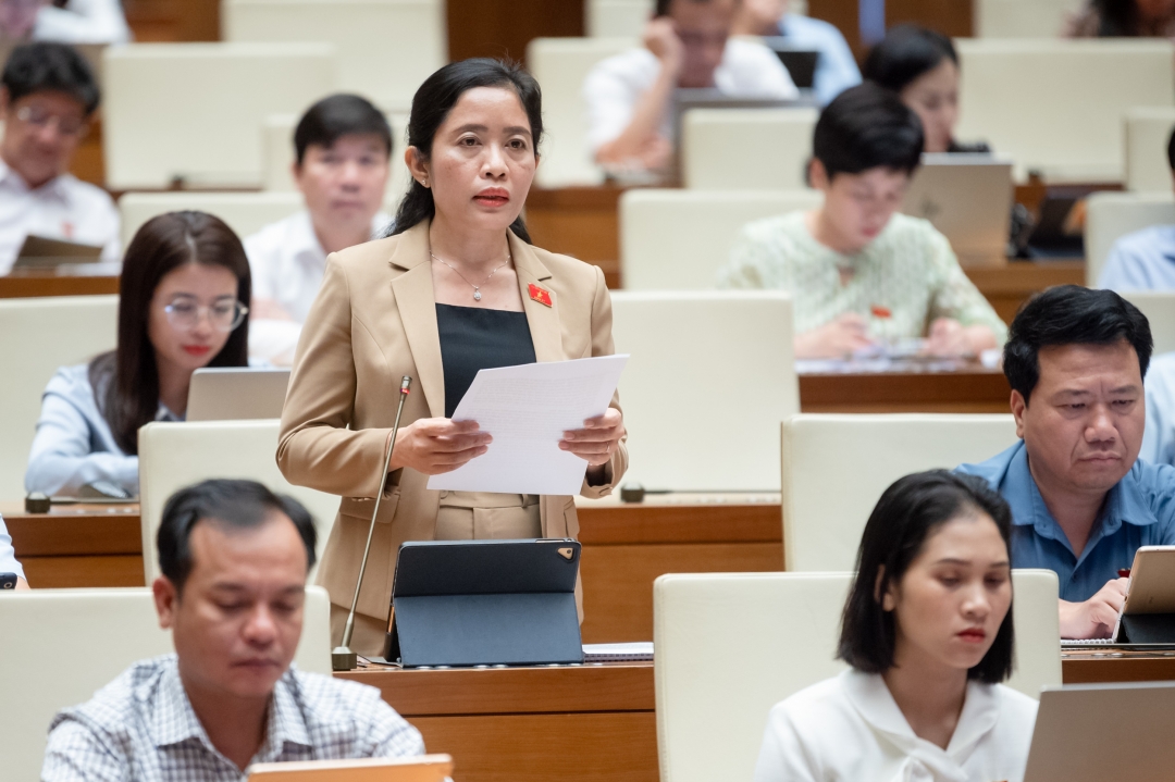 đại biểu Lê Thị Thanh Xuân (Đoàn Đại biểu Quốc hội tỉnh Đắk Lắk) đóng góp ý kiến tại phiên làm việc. Ảnh: quochoi.vn