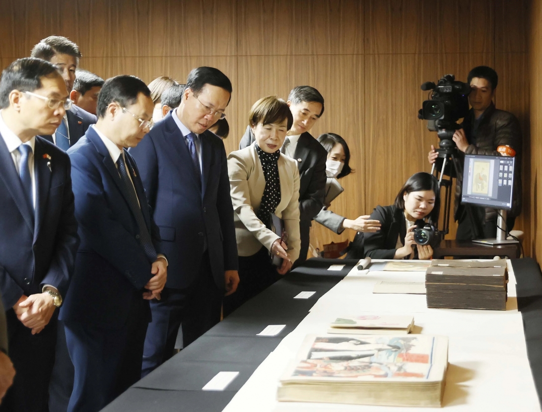 Chủ tịch nước Võ Văn Thưởng thăm Thư viện Quốc hội Nhật Bản. (Ảnh: Thống Nhất/TTXVN