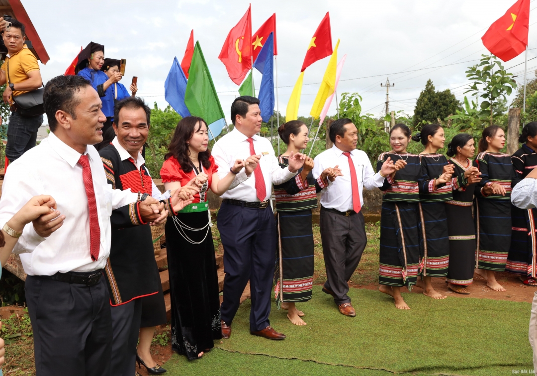 Lanh đạo huyện Ea Hleo tham gia 
