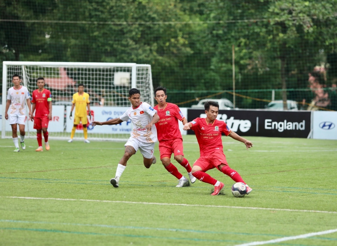 Các cầu thủ áo đỏ Xổ số kiến thiết Đắk Lắk đánh bại đối thủ Hồng Lạc 2 - 0 ở trận bán kết.