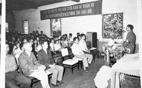 Lễ tổng kết năm học 1975-1976 tại thị xã Buôn Ma Thuột. Ảnh