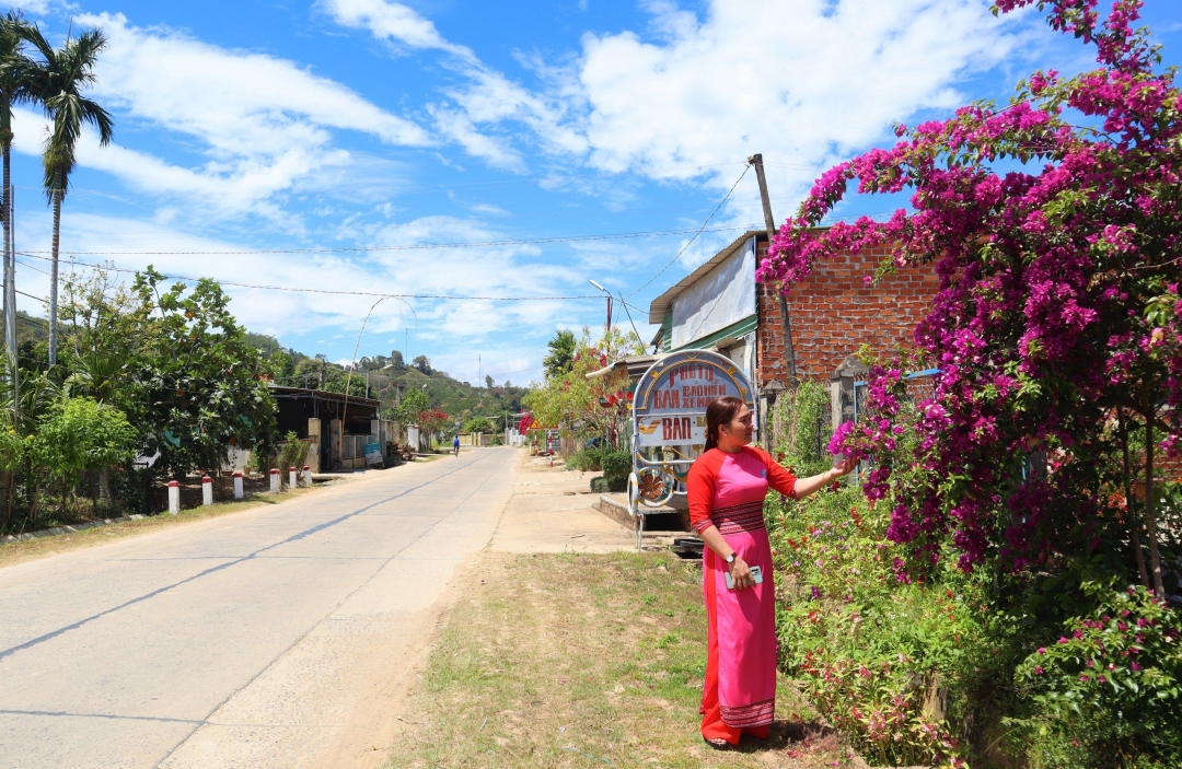 Con đường hoa của Hội LHPN xã Buôn Tría (huyện Lắk) hưởng ứng cuộc vận động 5 không, 3 sạch làm đổi thay diện mạo nông thôn mới.