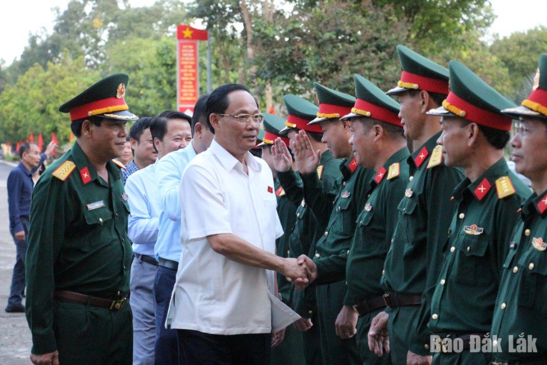 Phó Chủ tịch Quốc hội, Thượng tướng Trần Quang Phương đến thăm cán bộ, chiến sĩ LLVT tỉnh Đắk Lắk.