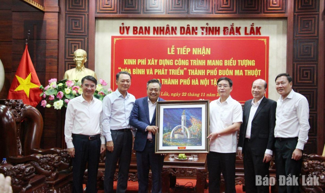 Lãnh đạo tỉnh Đắk Lắk trao quà tặng đoàn công tác TP. Hà Nội.