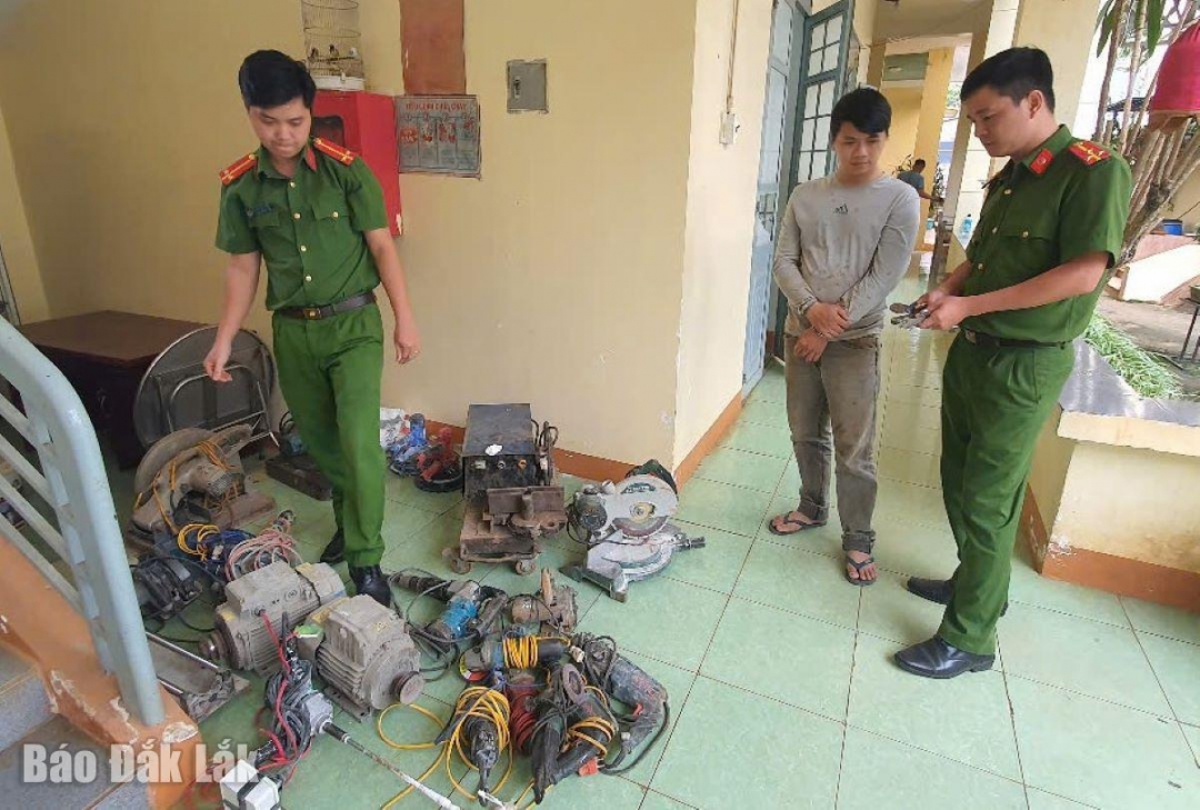 Đối tượng Nguyễn Trường Giang và tang vật trộm cắp.