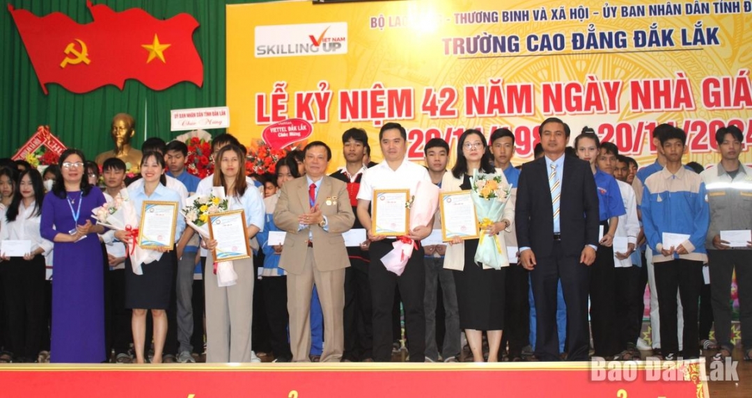 Lãnh đạo Trường Cao đẳng Đắk Lắk tặng thư cảm ơn các đơn vị, doanh nghiệp đã trao học bổng cho sinh viên nhà trường.