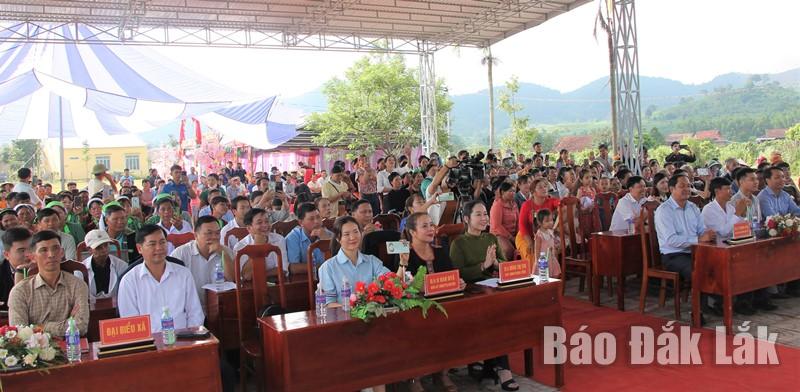 Các đại biểu và người dân tham dự Ngày hội Đại đoàn kết các dân tộc khu liên dân cư xã Cư Prông.