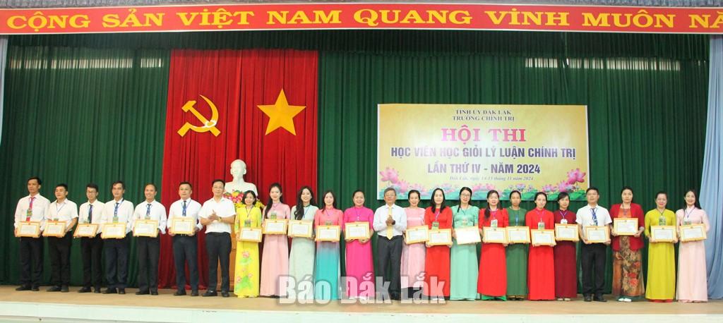 Các học viên nhận Giấy chứng nhận Học viên học giỏi lý luận chính trị lần thứ IV - năm 2024