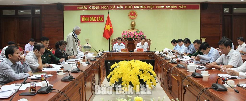 Các đại biểu tham dự cuộc họp nghe báo cáo rà soát công tác triển khai thực hiện các hoạt động kỷ niệm 120 năm Ngày thành lập tỉnh Đắk Lắk.