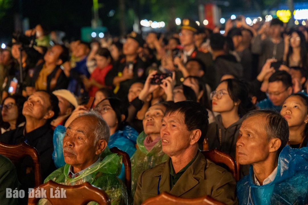 Đông đảo người dân chăm chú theo dõi buổi lễ và thưởng thức chương trình nghệ thuật.