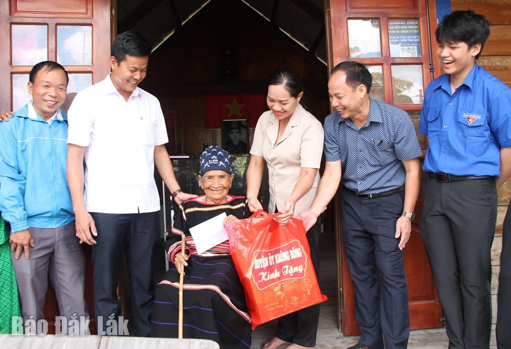 Đoàn công tác của Huyện ủy Krông Bông do Phó Bí thư Thường trực Huyện ủy HKim Rchăm là trưởng đoàn đã đến thăm, tặng quà vợ Anh hùng Liệt sĩ Y Ơn Niê ở buôn Đắk Tuôr (xã Cư Pui, huyện Krông Bông) nhân kỳ niệm 120 năm Ngày thành lập tỉnh Đắk Lắk.