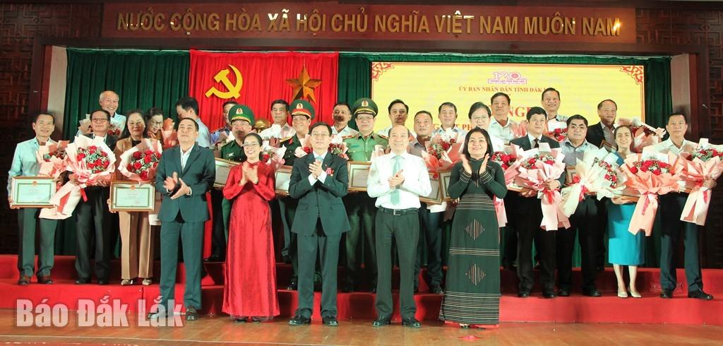 Các cá nhân có thành tích xuất sắc trong phong trào thi đua đặc biệt chào mừng 120 năm Ngày thành lập tỉnh nhận Bằng khen của UBND tỉnh.