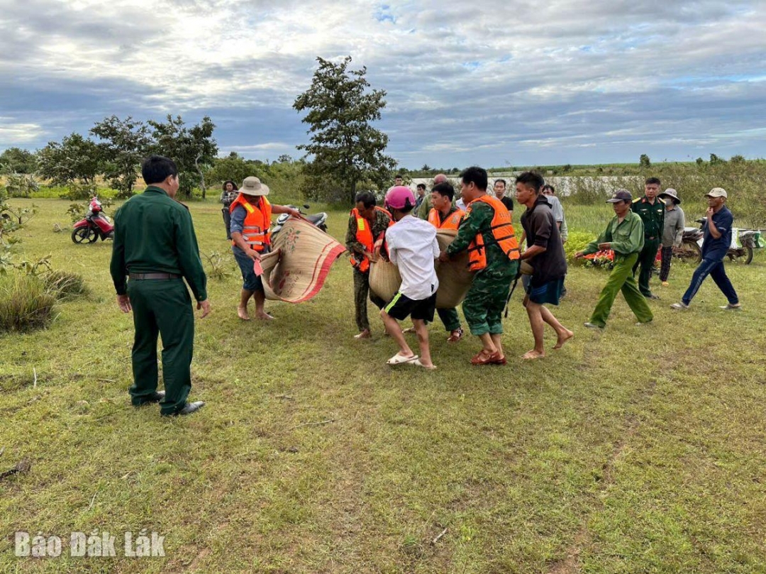 Các lực lượng tìm thấy thi thể hai vợ chồng bị đuối nước dưới hồ. Ảnh: Việt Anh