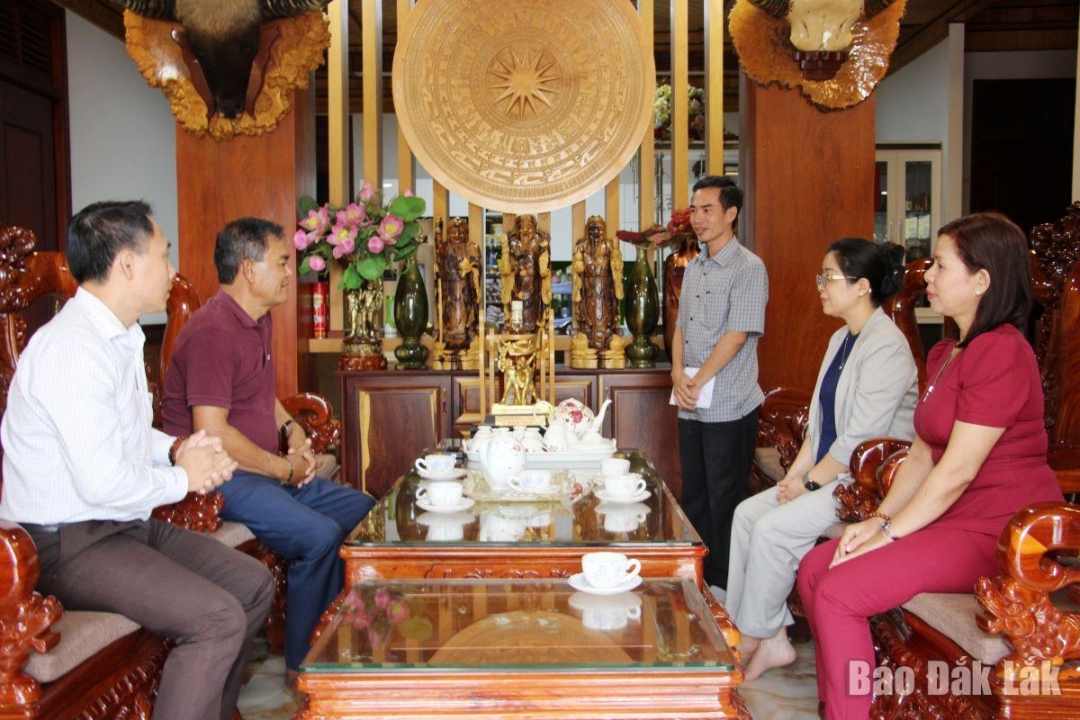 Đoàn công tác đến thăm hỏi, chuyện trò cùng đồng chí Y Biêr Niê, nguyên Phó Bí thư Tỉnh ủy.