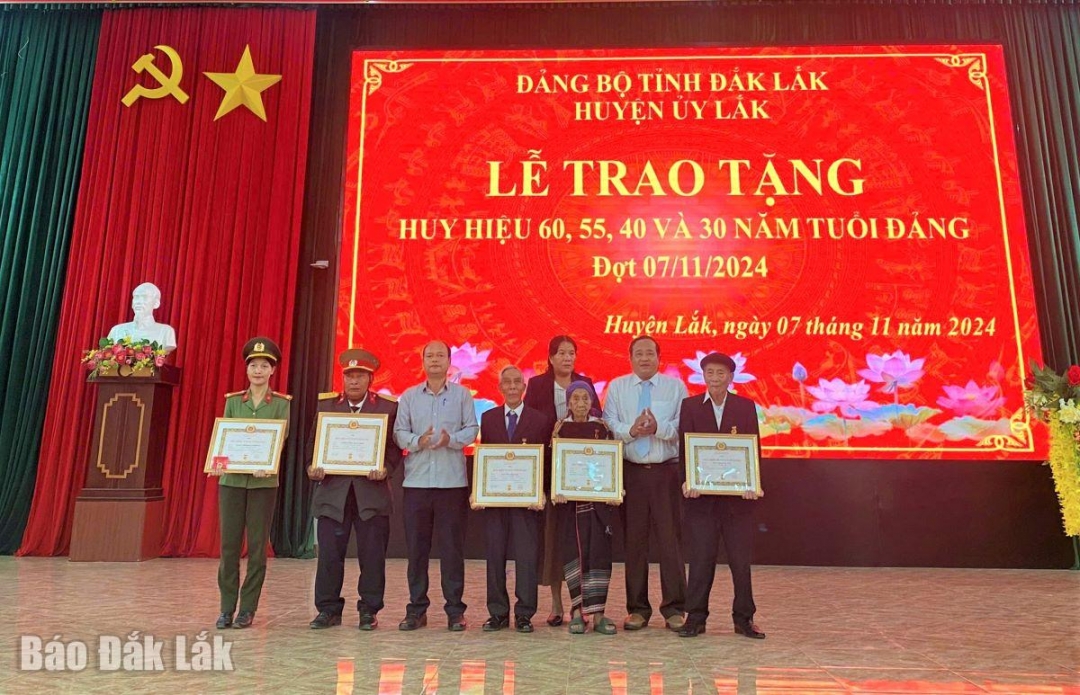 Ban Thường vụ Huyện ủy Lắk trao tặng Huy hiệu Đảng cho các đảng viên.