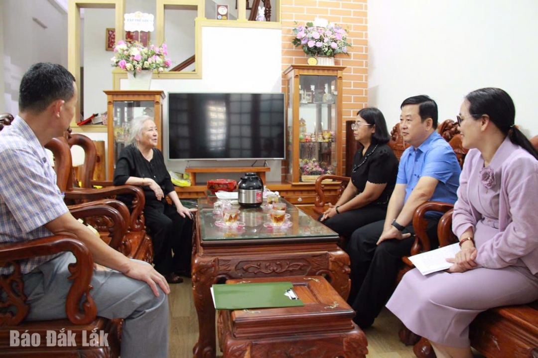 Đoàn công tác thăm, tặng quà đồng chí Nguyễn Thị Kim Dung, nguyên UVBTV Tỉnh ủy, nguyên Giam đốc Sở Thương mại