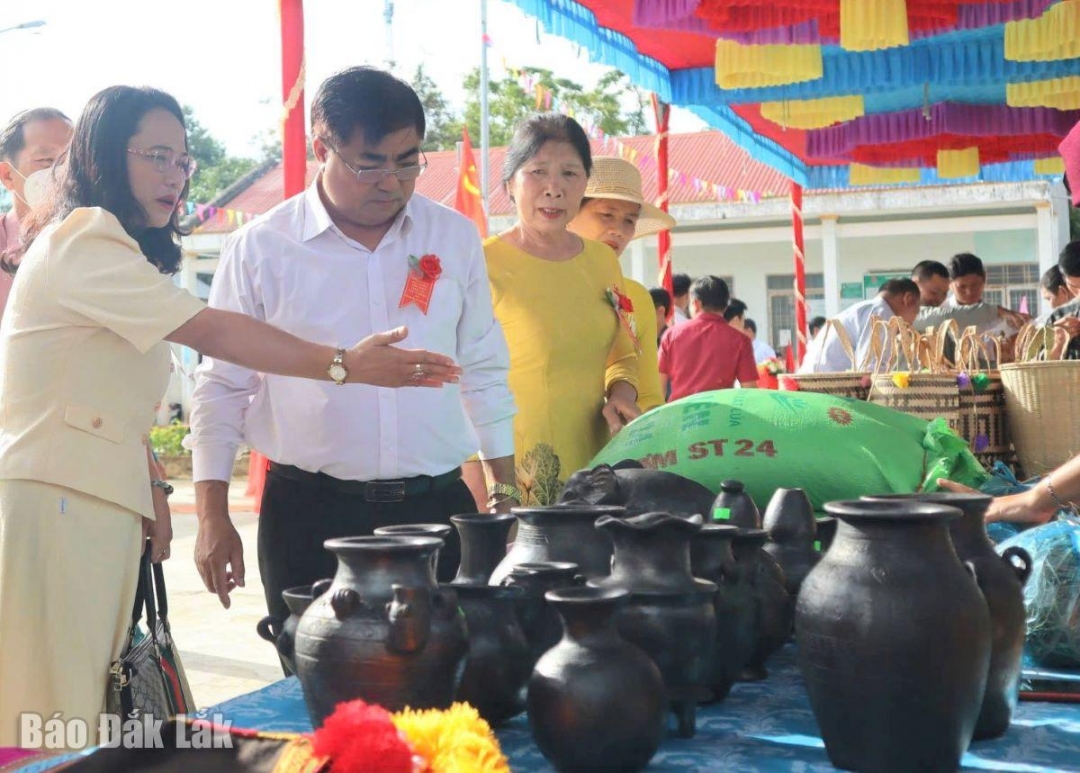 Sản phẩm Ché mẹ bồng con (Dăng Bă Kuôn) của hộ kinh doanh H’Huyên B’hôk (buôn Dơng Băk, xã Yang Tao, huyện Lắk) được chứng nhận OCOP 3 sao cấp huyện.