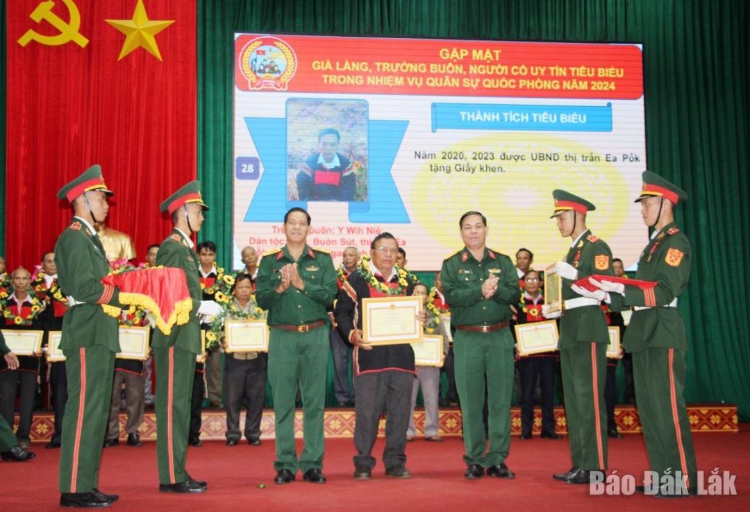 Đại tá Niê Ta, Chỉ huy trưởng Bộ Chỉ huy Quân sự tỉnh và Đại tá Võ Văn Minh, Phó Chính ủy Bộ Chỉ huy Quân sự tỉnh tặng giấy khen các già làng, trưởng buôn, người uy tín tiêu biểu.