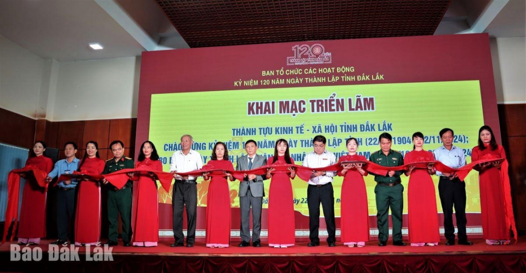 Đại biểu cắt băng khai mạc triển lãm.