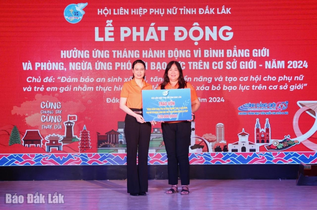 Đại diện Hội LHPN tỉnh trao vốn