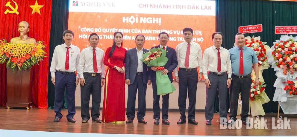 Ban Giám đốc Agribank Đắk Lắk và các đại biểu chúc mừng ông Lê Văn Thịnh.