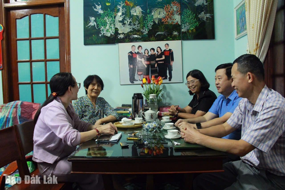 Đoàn công tác thăm, tặng quà gia đình đồng chí A Ma Khê, nguyên Phó Bí thư Tỉnh ủy, nguyên Chủ tịch Ủy ban kháng chiến hành chính tỉnh.