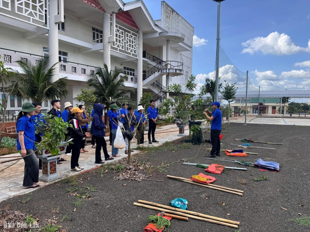 Các trại sinh tham gia nội dung huấn luyện.