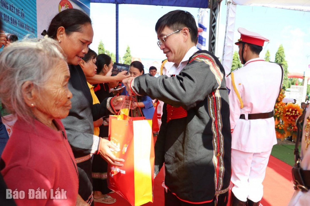 Bí thư Tỉnh ủy Nguyễn Đình Trung trao quà tặng các hộ nghèo của huyện Cư Kuin.