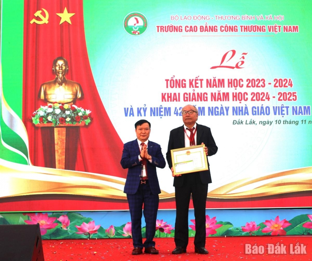 Chủ tịch HĐQT - Bí thư chi bộ Trường Cao đẳng Công thương Việt Nam Lê Đại Hùng tặng danh hiệu Tập thể lao động xuất sắc cho  Trường Cao đẳng Công thương Việt Nam địa điểm đào tạo Đắk Lắk.