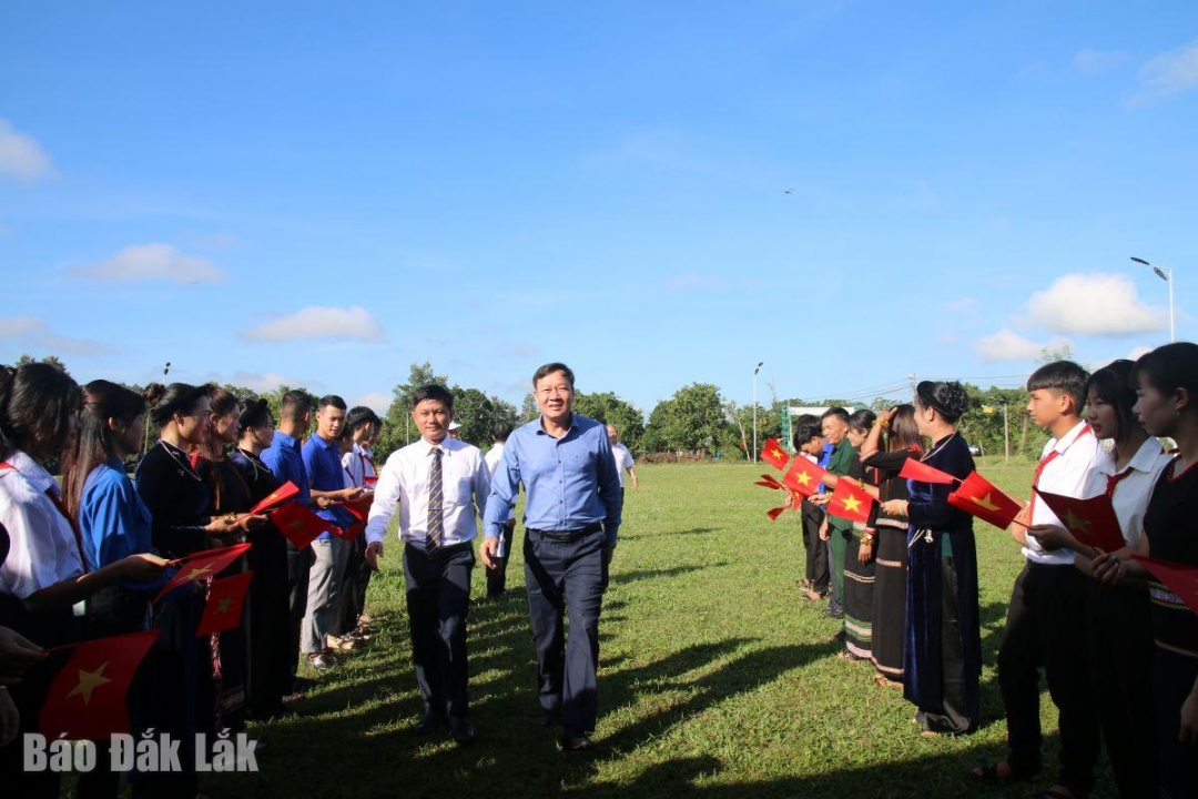 Phó Chủ tịch HĐND tỉnh Trần Phú Hùng tham dự Ngày hội Đại đoàn kết dân tộc thôn 4, xã Cư Êwi.