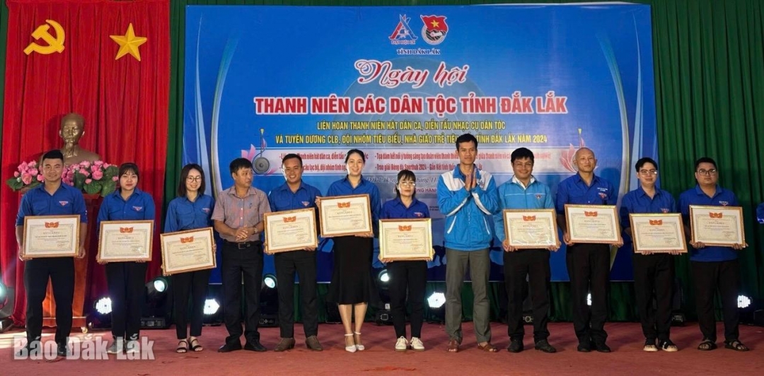 Đại diện Tỉnh Đoàn, Hội LHTN Việt Nam tỉnh tặng Bằng khen