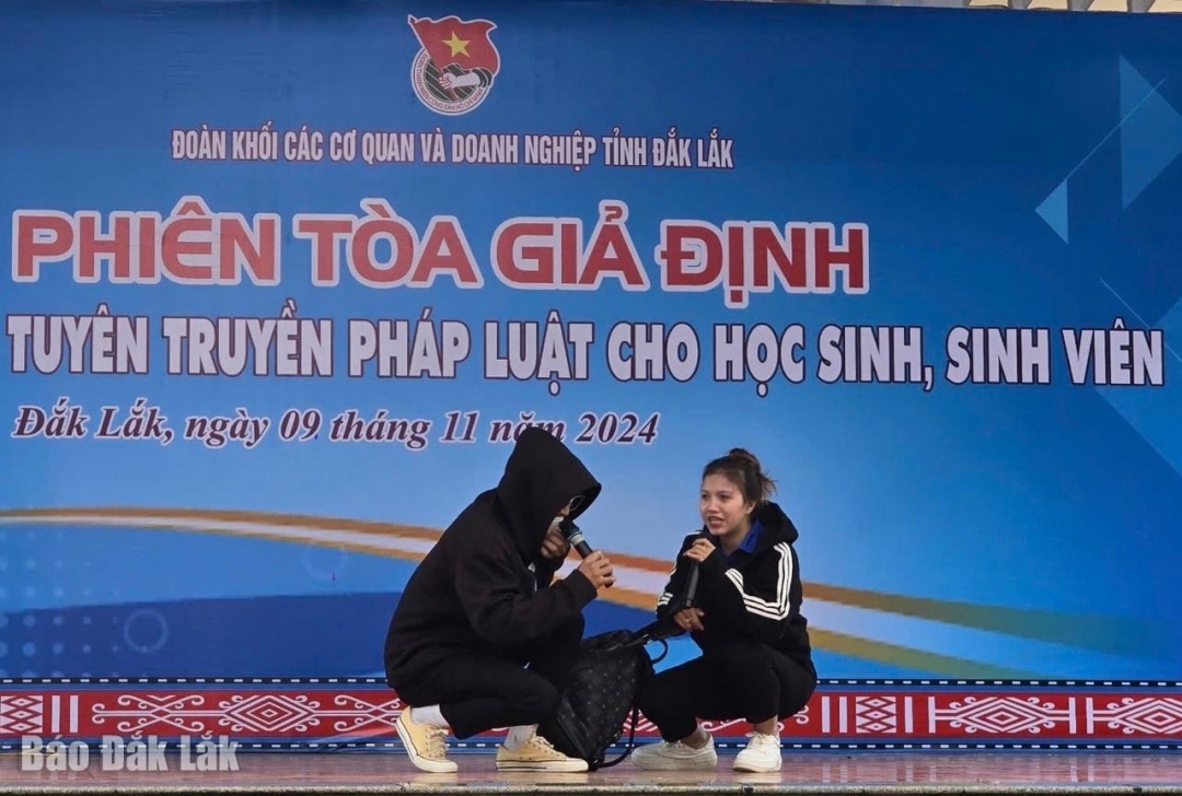 Tiểu phẩm “Phút sai lầm” do Chi đoàn VKSND tỉnh xây dựng và được các bạn sinh viên trường Đại học Đông Á thực hiện.