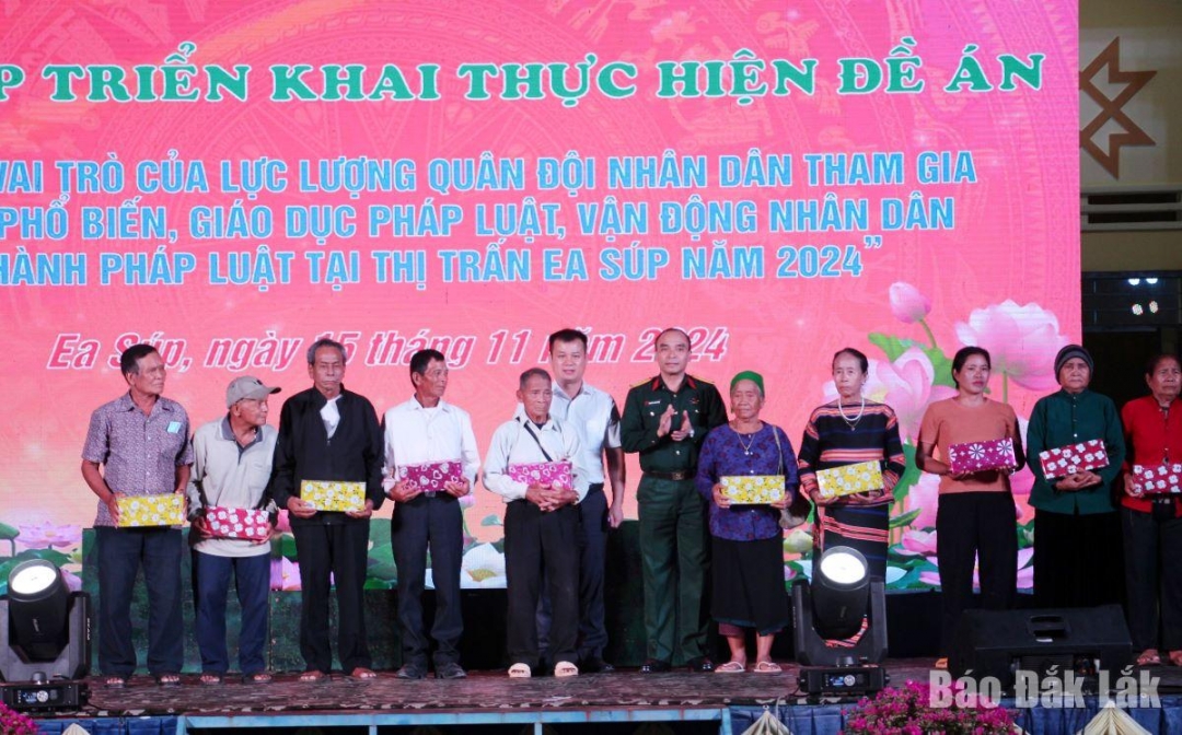 Đại tá Nguyễn Thanh Xuân, Phó Chủ nhiệm Chính trị Quân khu 5 và Đỗ Xuân Dũng, Phó Bí thư huyện uỷ, Chủ tịch ủy ban nhân dân huyện