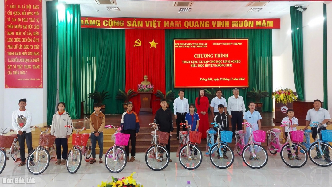 Trao xe đạp cho học sinh tại huyện Krông Búk.