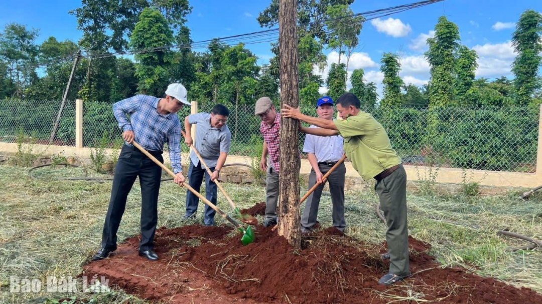 Đại biểu và chính quyền huyện Cư Mgar trồng cây lưu niệm tại Khu lưu niệm căn cứ cách mạng.