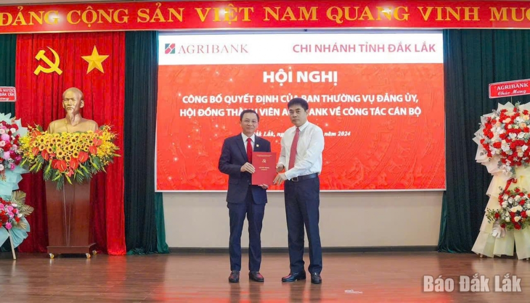 Ông Nguyễn Minh Phương, Ủy viên Ban Thường vụ Đảng ủy, Thành viên Hội đồng thành viên Agribnak trao Quyết định điều động, bổ nhiệm chức vụ Giám đốc Agribank Đắk Lắk cho ông Lê Văn Thịnh