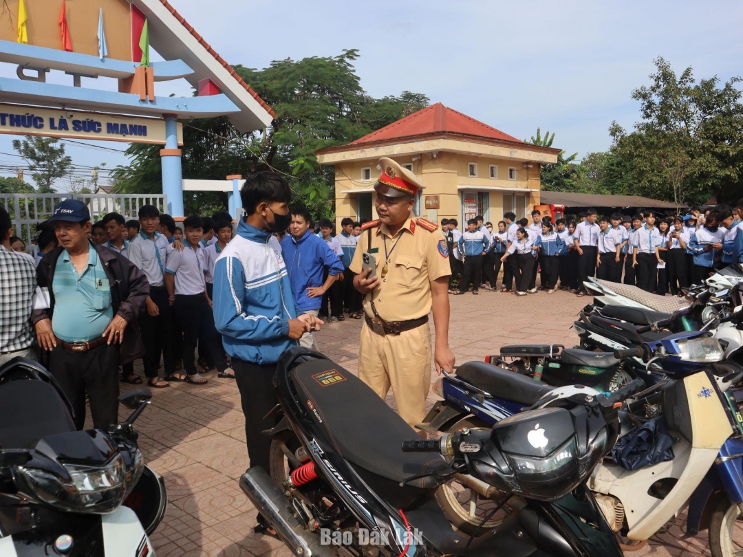 Cán bộ Phòng Cảnh sát giao thông (Công an tỉnh) tuyên truyền cho học sinh các quy định của pháp luật về giao thông.