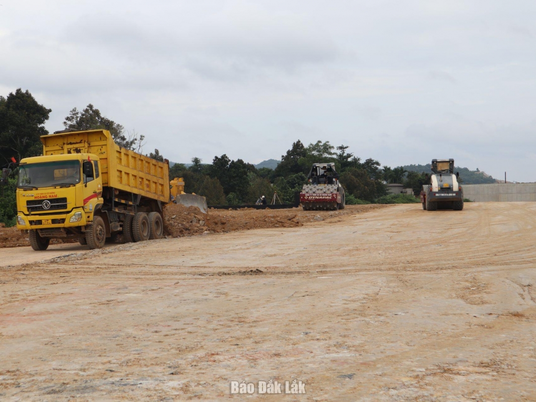 Thi công cao tốc Khánh Hòa - Buôn Ma Thuột đoạn qua xã Vụ Bổn, huyện Krông Pắc.