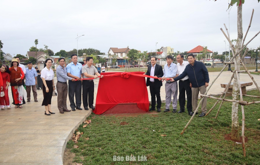 Các đại biểu thực hiện nghi thức gắn biển công trình hoa viên Võ Văn Kiệt.