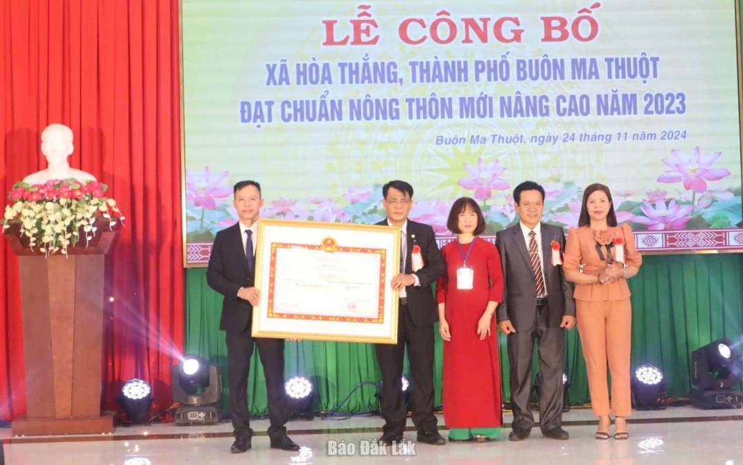 Phó Giám đốc Sở Lao động, Thương binh và Xã hội Ayun H’Hương trao Bằng công nhận đạt chuẩn nông thôn mới nâng cao cho Đảng bộ, chính quyền và nhân dân xã Hòa Thắng.