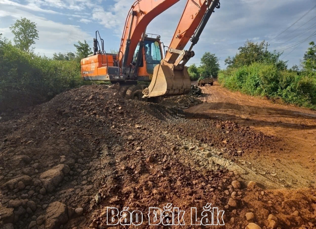 Nhà thầu san lấp các hố sâu giữa lòng đường Dự án đường Hồ Chí Minh đoạn tránh phía Đông TP. Buôn Ma Thuột.